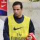 Giuly con la pettorina gialla in panchina con il Psg