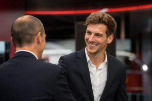 Goretzka e Allegri, allenatore del Milan, di spalle