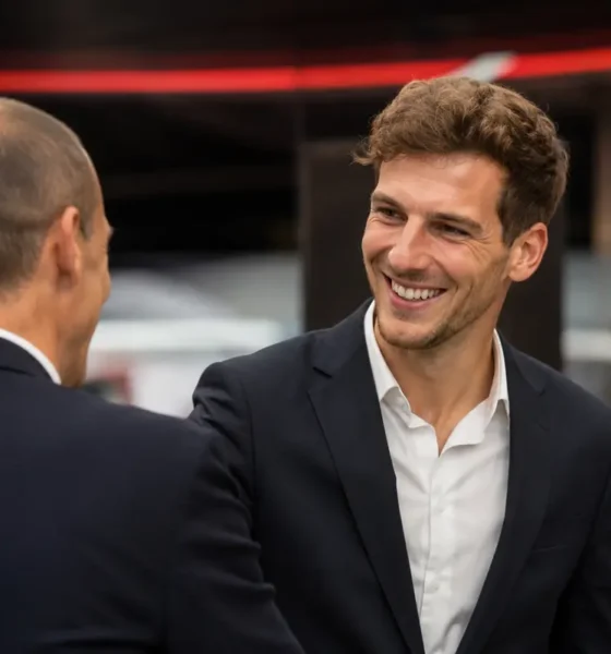 Goretzka e Allegri, allenatore del Milan, di spalle