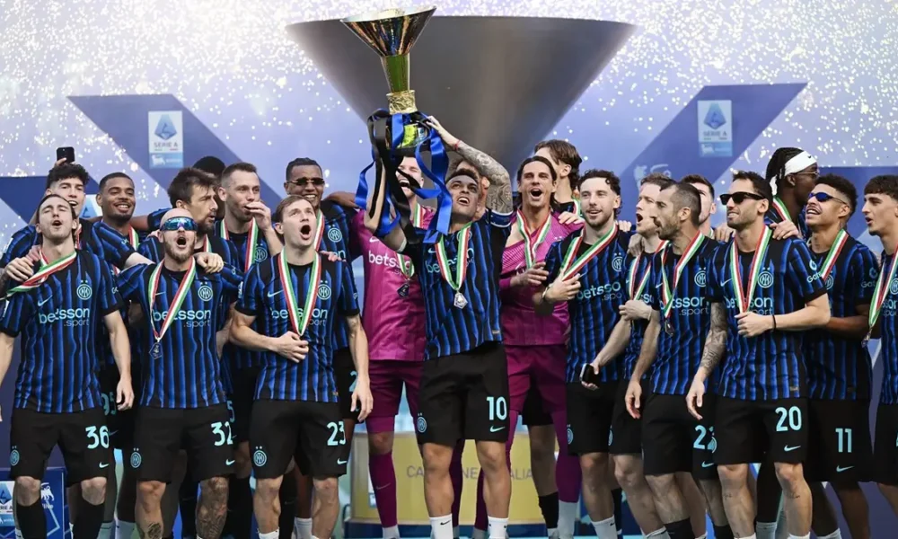 Gli MVP della Serie A 2025/26: Chivu allenatore dell’anno, Dimarco il miglior giocatore! Tutti gli altri premiati