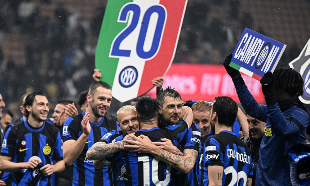 La festa scudetto dell'Inter dopo la vittoria nel derby contro il Milan