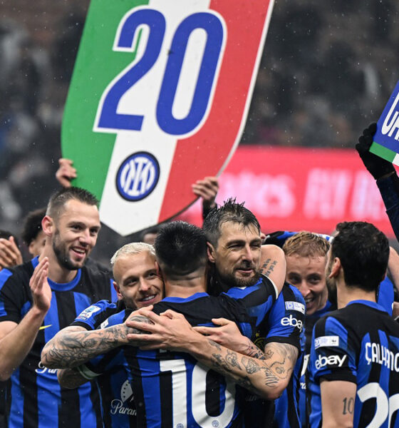 La festa scudetto dell'Inter dopo la vittoria nel derby contro il Milan