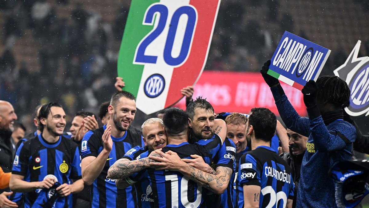 La festa scudetto dell'Inter dopo la vittoria nel derby contro il Milan