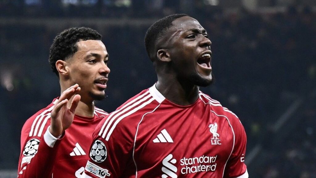 Konate esulta insieme a Ekitike con la maglia del Liverpool