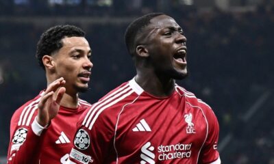 Konate esulta insieme a Ekitike con la maglia del Liverpool