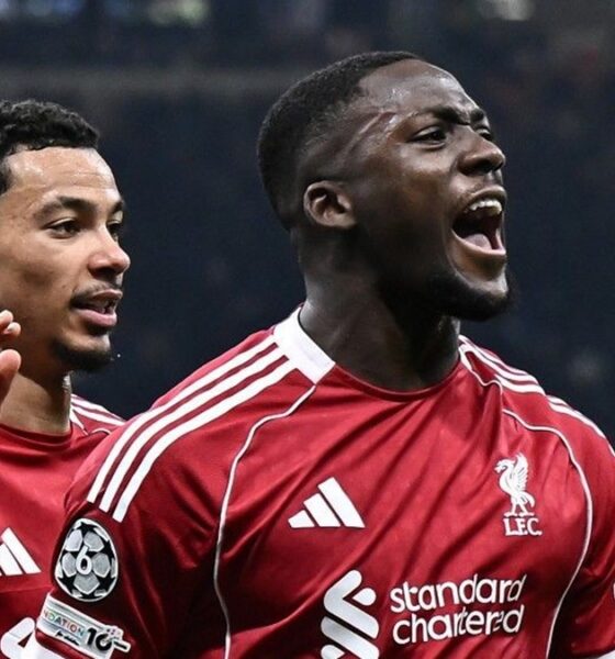 Konate esulta insieme a Ekitike con la maglia del Liverpool