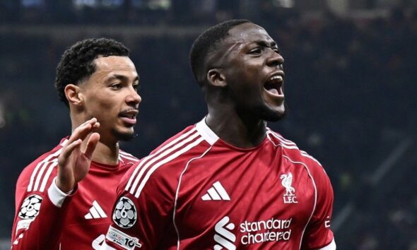 Konate esulta insieme a Ekitike con la maglia del Liverpool