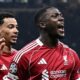 Konate esulta insieme a Ekitike con la maglia del Liverpool