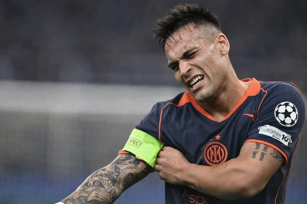 Lautaro Martinez mentre si sistema la fascia di capitano dell'Inter