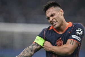Lautaro Martinez mentre si sistema la fascia di capitano dell'Inter