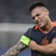 Lautaro Martinez mentre si sistema la fascia di capitano dell'Inter