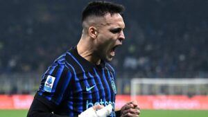 L'attaccante dell'Inter, Lautaro Martinez, esulta dopo un gol