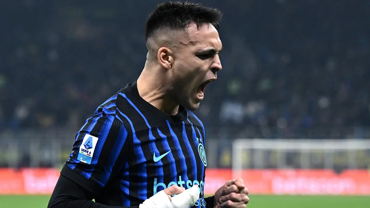 L'attaccante dell'Inter, Lautaro Martinez, esulta dopo un gol