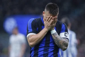 Lautaro Martinez, capitano dell'Inter, si tiene il volto con le mani