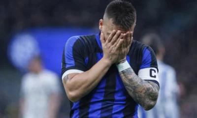 Lautaro Martinez, capitano dell'Inter, si tiene il volto con le mani