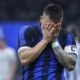 Lautaro Martinez, capitano dell'Inter, si tiene il volto con le mani