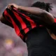 Leao mente si toglie la maglia del Milan