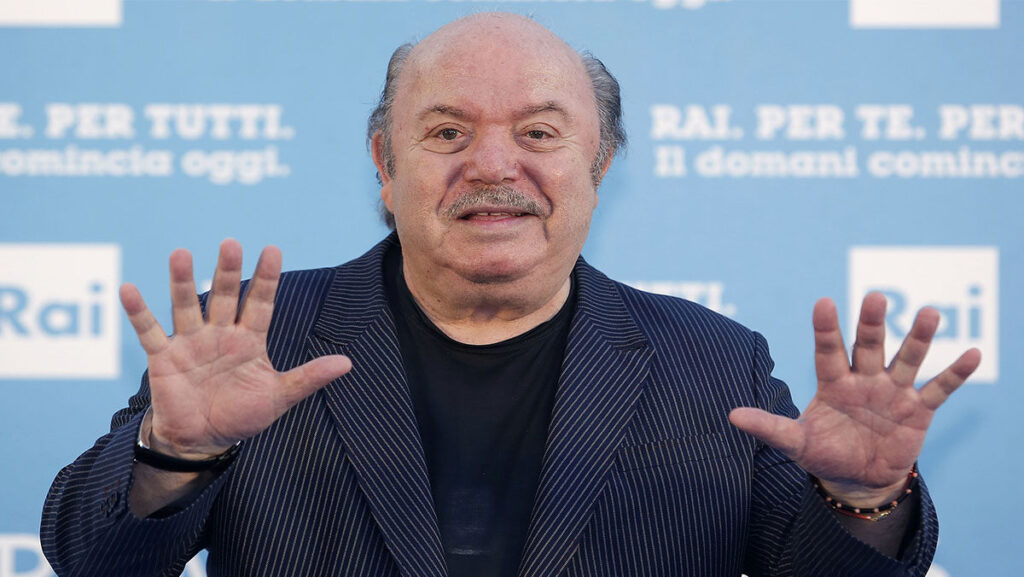 Lino banfi sorride e saluta i fotografi (27/05/2026)