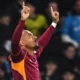 Donyell Malen esulta dopo un gol