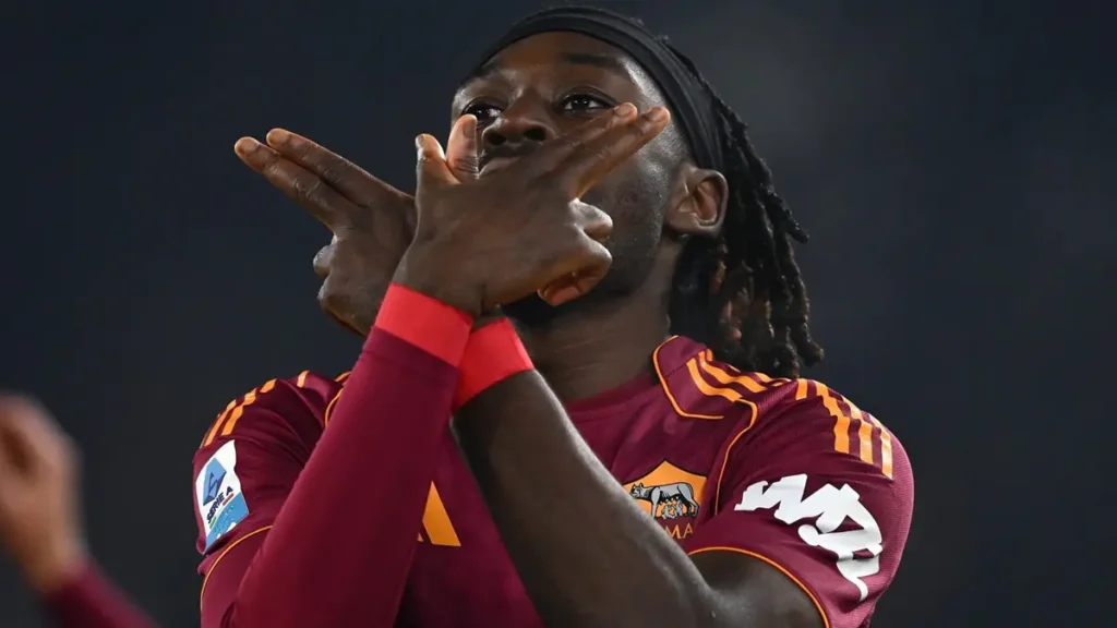 Konè esulta dopo un gol con la maglia della Roma