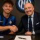 Marotta stringe la mano ad un giocatore con la divisa dell'Inter