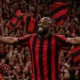 Mateta esulta con la maglia del Milan, immagine creata con intelligenza artificiale