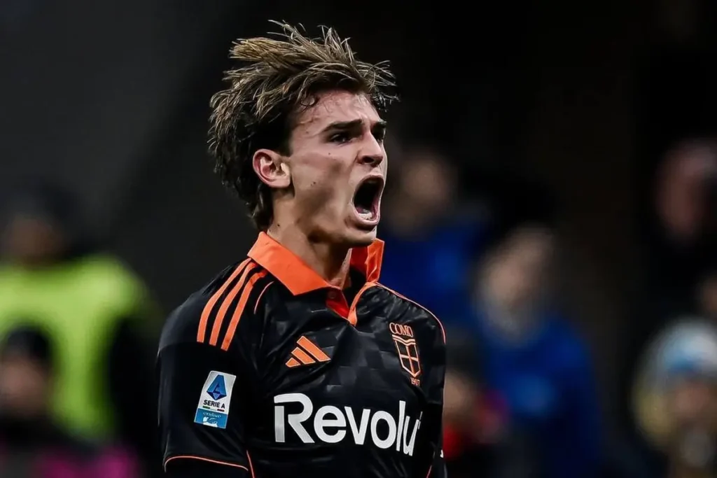 Nico Paz esulta dopo un suo gol