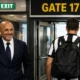 Spalletti saluta un calciatore in partenza all'aeroporto, immagine creata con intelligenza artificiale