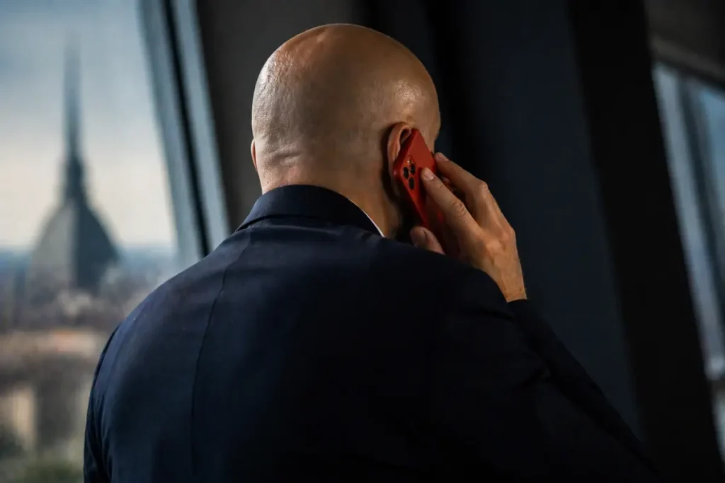 Spalletti di spalle mentre parla al telefono