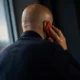Spalletti di spalle mentre parla al telefono