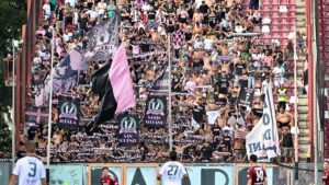 tifosi Palermo allo stadio in curva