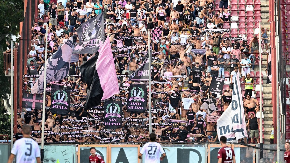 tifosi Palermo allo stadio in curva