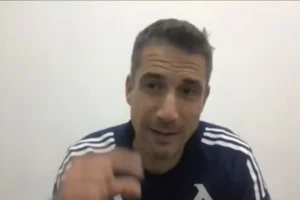 Velazquez, allenatore del Levski Sofia, durante un'intervista
