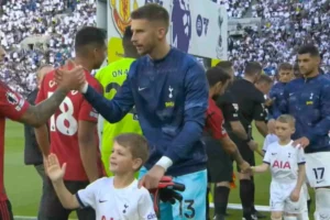 Vicario prima dell'inizio di una partita del Tottenham