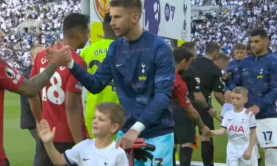 Vicario prima dell'inizio di una partita del Tottenham