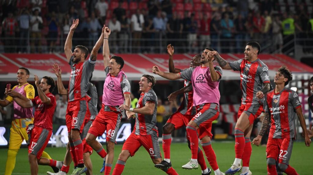 cremonese squadra festeggia