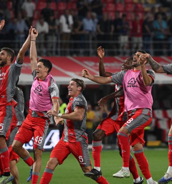 cremonese squadra festeggia
