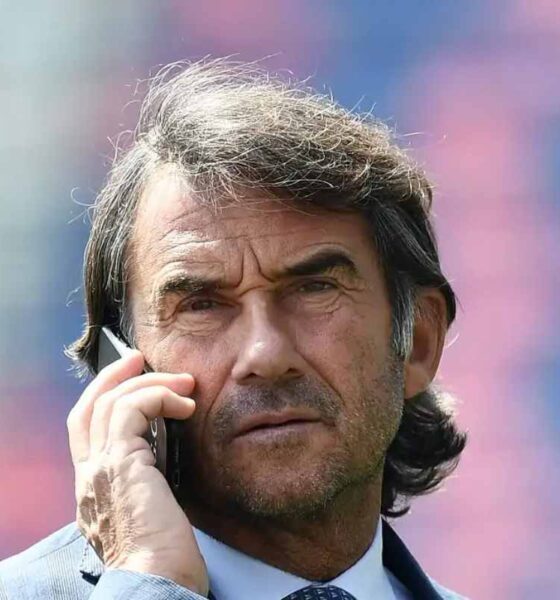 Giovanni Carnevali al telefono