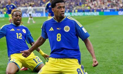 L'esultanza di Livano Comenencia dopo il suo gol in Germania Curacao