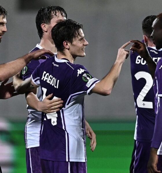 Fiorentina squadra abbraccio