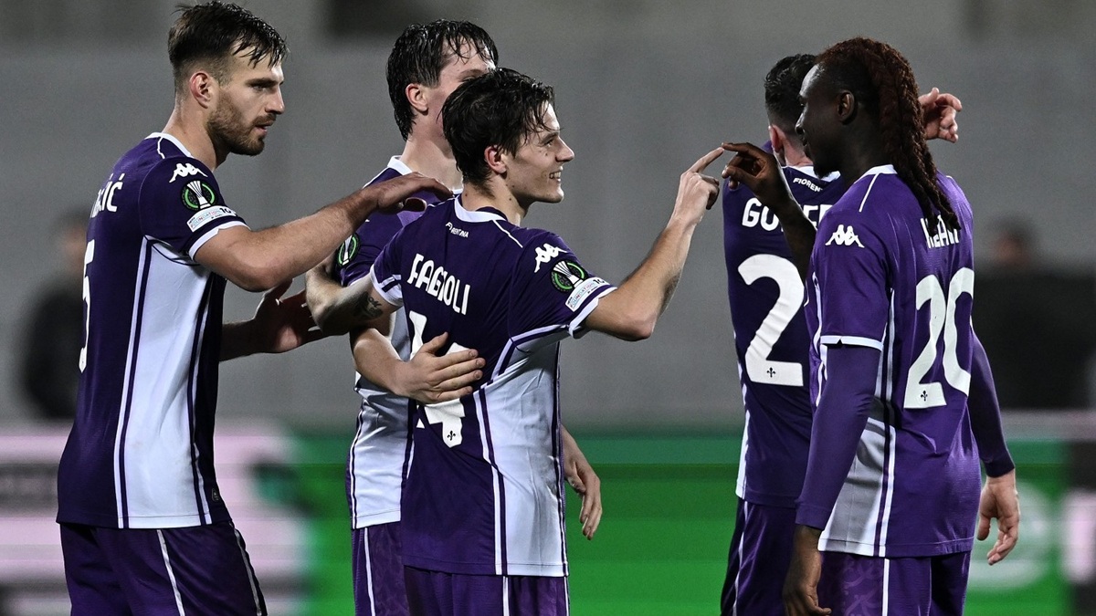 Fiorentina squadra abbraccio