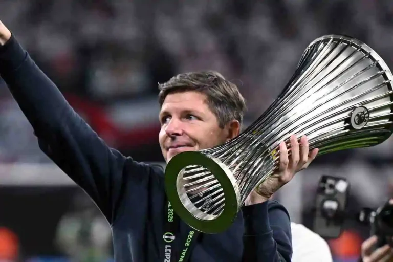 Milan, settimana decisiva: Glasner e Rangnick al centro del nuovo progetto rossonero. Il colpo Alaba prende quota! 3 Oliver Glasner col trofeo della Conference League