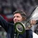Oliver Glasner con la coppa della Conference League