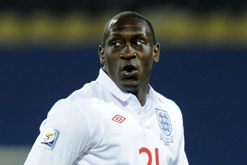 Emile Heskey con la maglia dell'Inghilterra