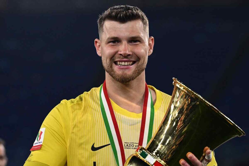 Josep Martinez col trofeo della Coppa Italia vinta con l'Inter