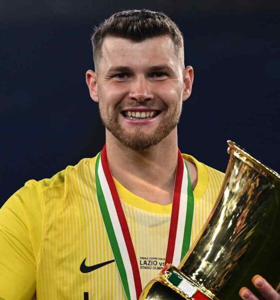 Josep Martinez col trofeo della Coppa Italia vinta con l'Inter