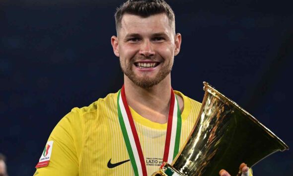 Josep Martinez col trofeo della Coppa Italia vinta con l'Inter