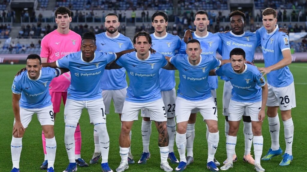 La formazione della Lazio schierata per la foto di squadra