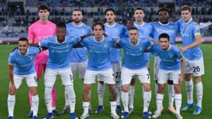 La formazione della Lazio schierata per la foto di squadra