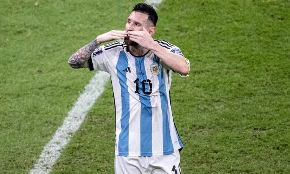 Messi da leggenda nell’esordio Mondiale con l’Argentina. Tripletta, record di gol e le lacrime: «Sono stati giorni difficili»